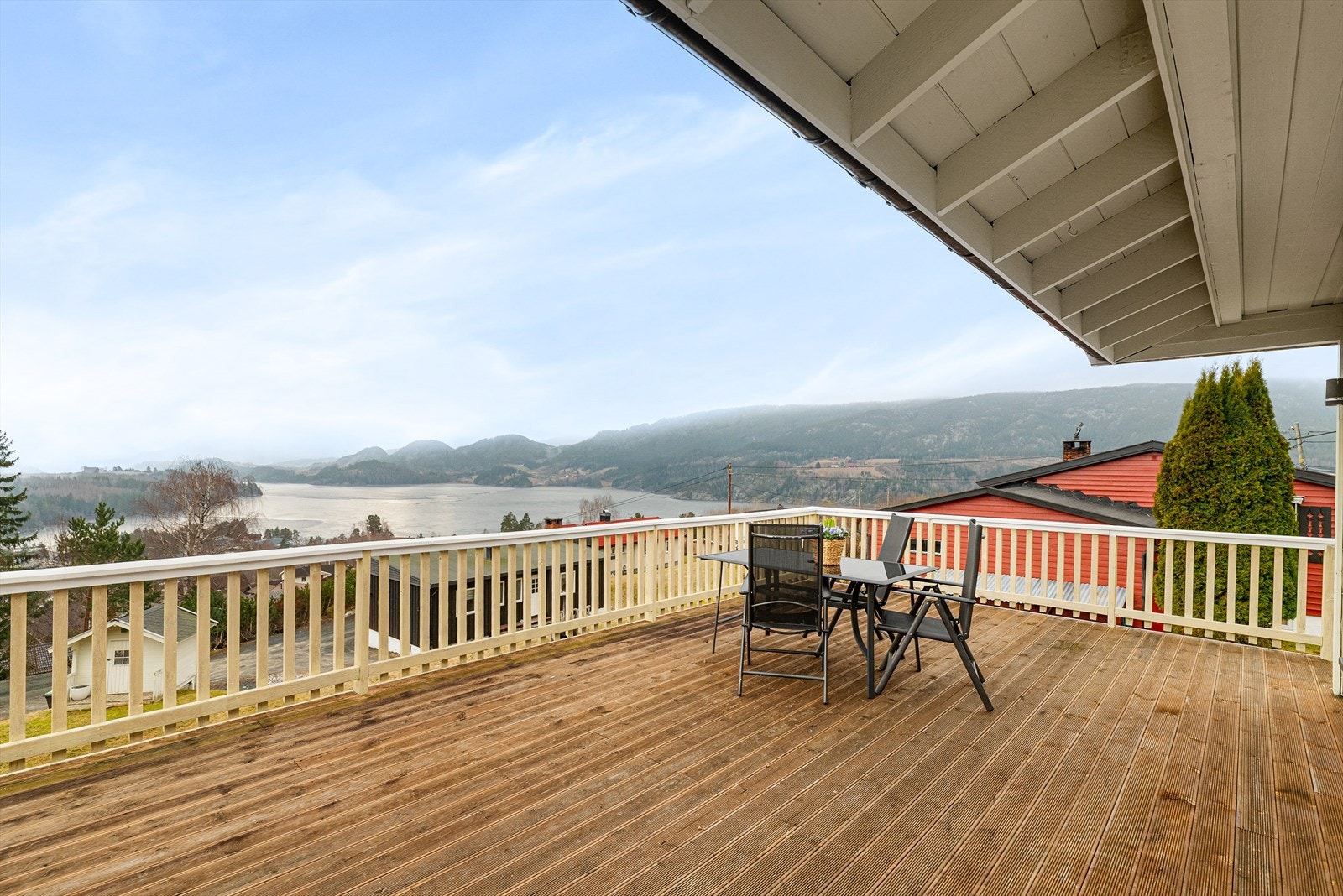 Boligen har gode solforhold, herlig utsikt mot Heddalsvatnet og flere flotte uteplasser. Her kan solen nytes i fred og ro i sommer! Galleribilde