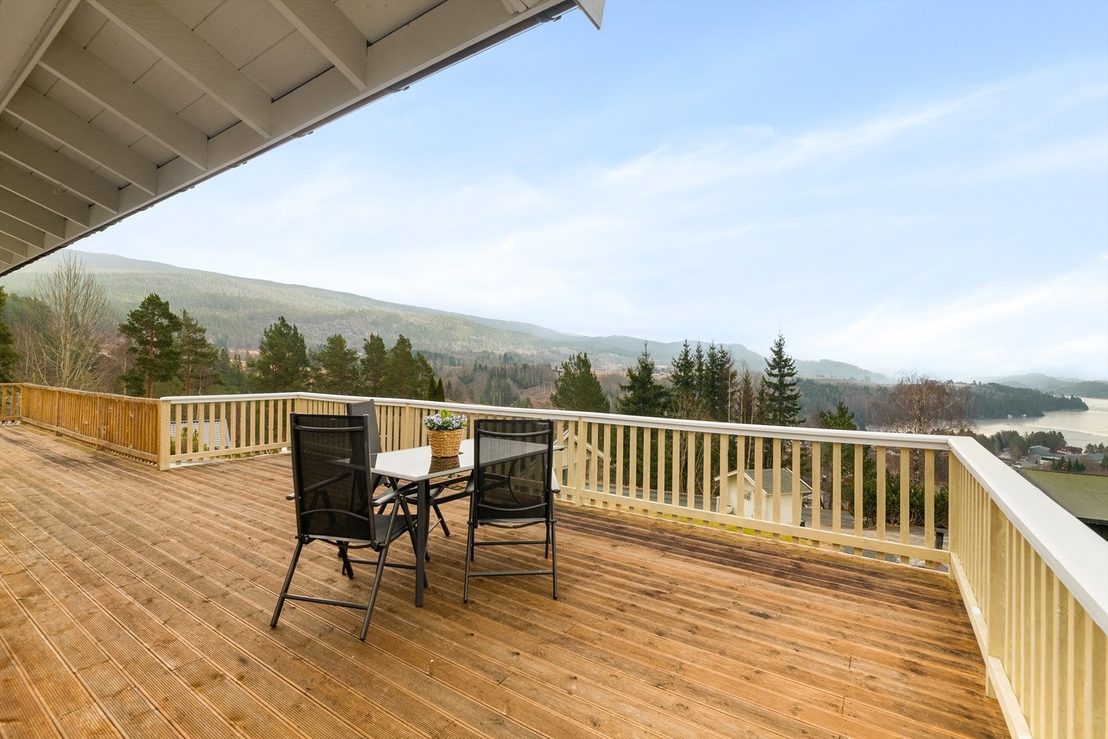 Her er det flott utsikt mot vakre, omliggende naturområder. Fra verandaen er det nedgang til hagen. Galleribilde