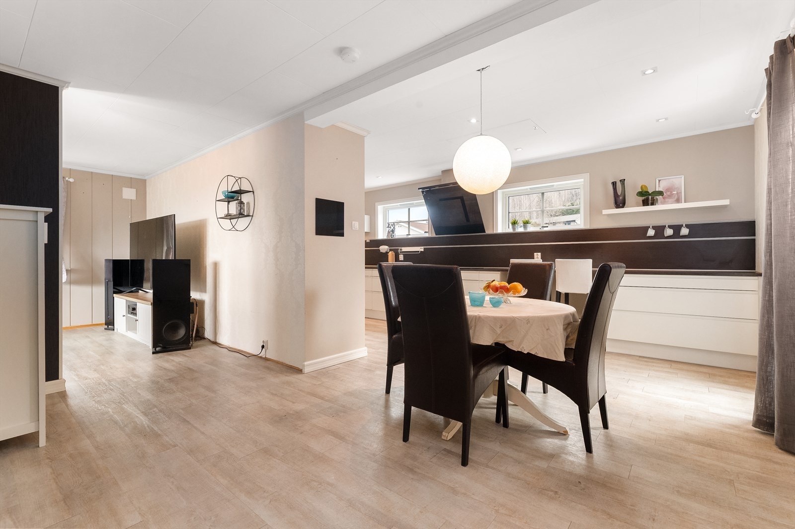 Pent kjøkken av god størrelse, med svært romslig spiseplass. Galleribilde