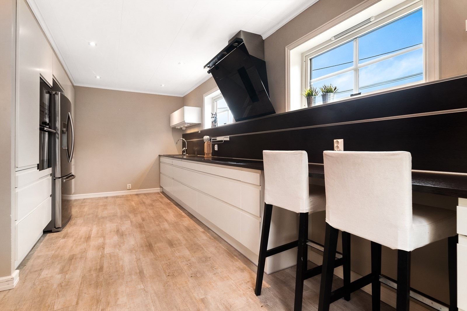 Det er meget god plass til oppbevaring i skuffer og skap, samt fin arbeidsflate på benk. Galleribilde