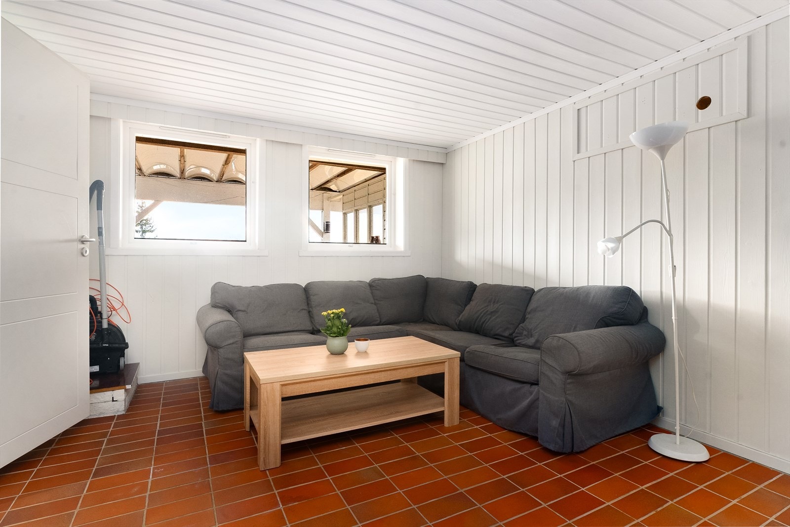 I kjellerstuen er det plass til sofa og mediemøblement. Galleribilde