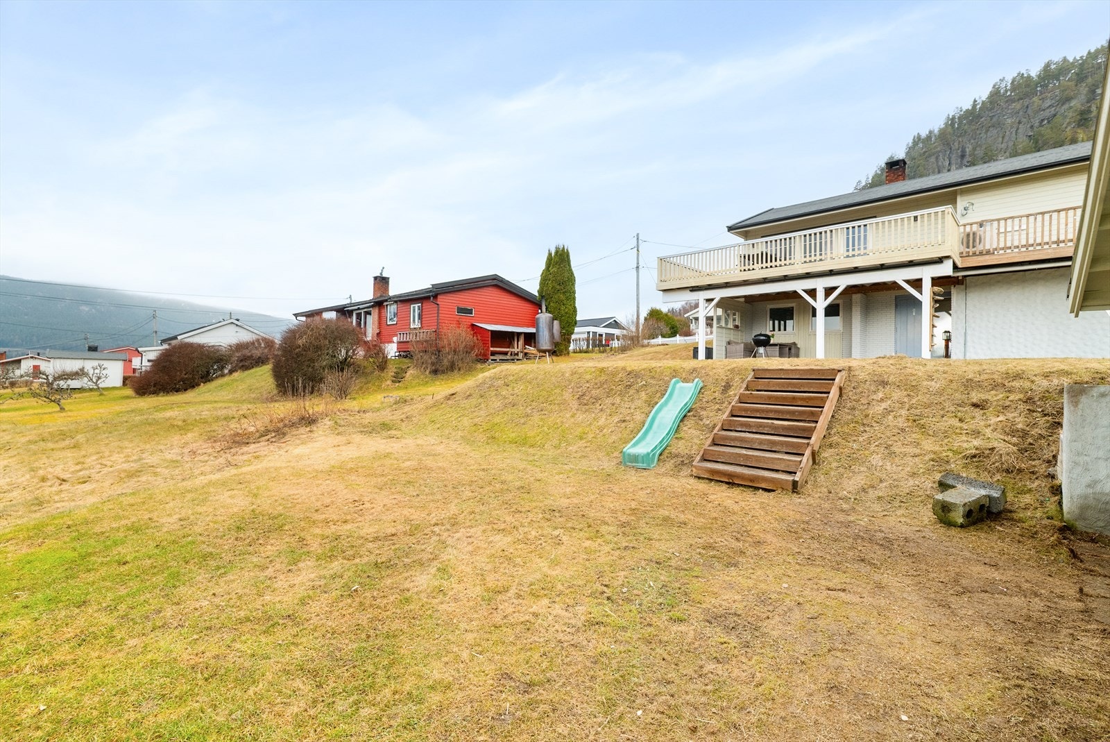 Veranda utvidet, og tilbygget utebod og frittliggende bod/lekestue er oppført, uten at dette er søkt om og uten at eventuell nødvendig godkjennelse er gitt av kommunen. Galleribilde