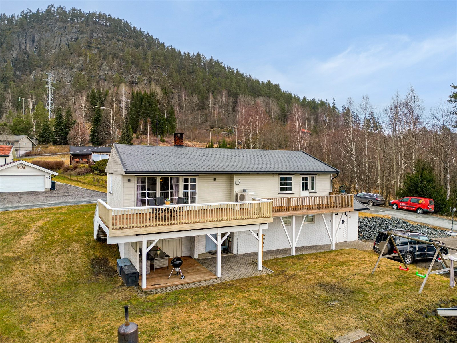 Hagen rundt boligen har ellers rikelig boltreplass for store og små. Perfekt for lek og aktiviteter, og for hageselskap. Galleribilde