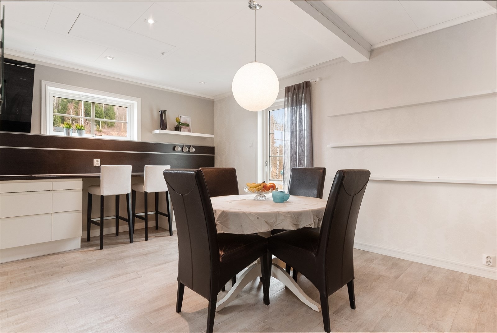 Del av kjøkken er innredet og omgjort uten at dette er søkt om og uten at nødvendig godkjennelse er gitt av kommunen. Galleribilde