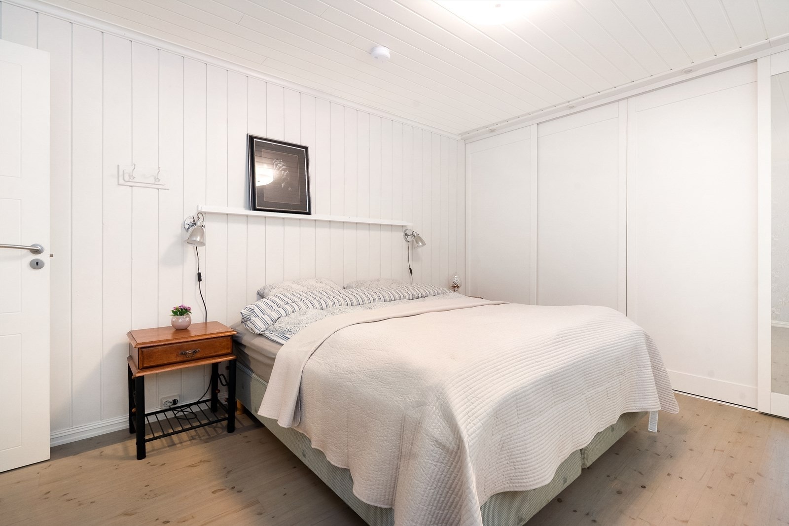 Soverommet har fin plass for dobbeltseng. Rommet innehar en romslig skyvedørsgarderobe for klesoppbevaring. Galleribilde