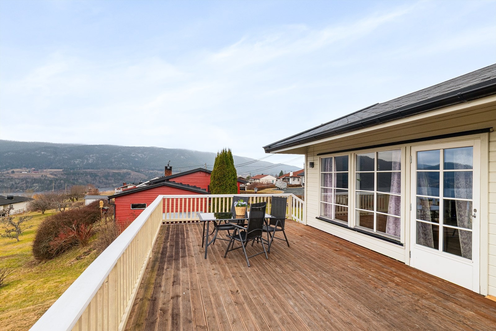 Nydelig utsiktstomt på ca. 1 003 kvm som er pent opparbeidet over flere nivåer. Galleribilde