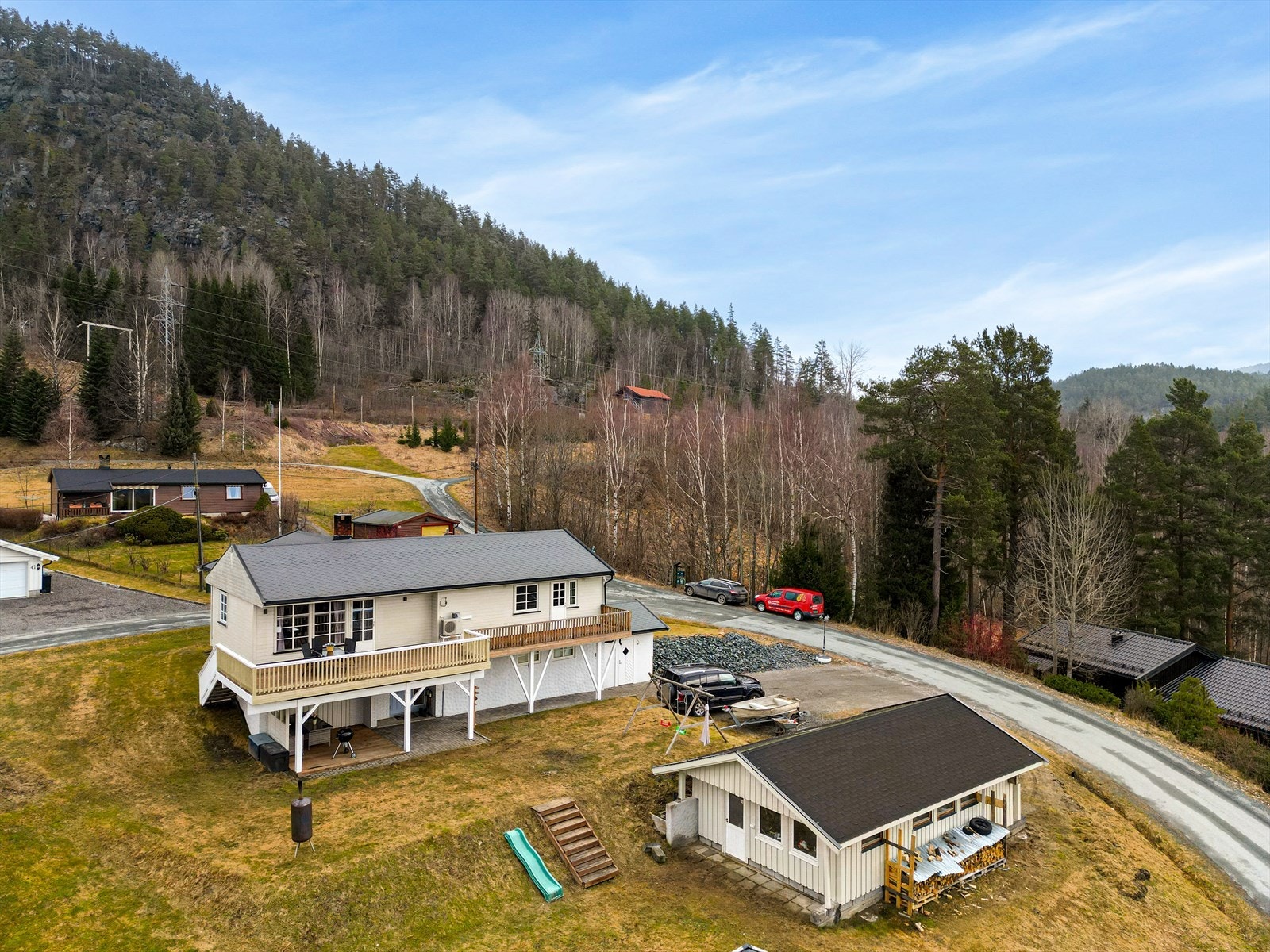 EiendomsMegler1 ved Guro Borsodi Bakka presenterer Skogenvegen 10! Foto: Inbovi Galleribilde