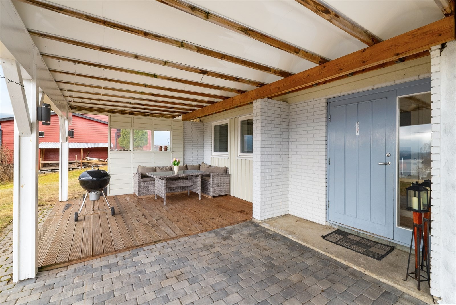 I underetasjen er det også lun uteplass hvor det er terrasse med levegg og fin plass til utemøblement. Galleribilde