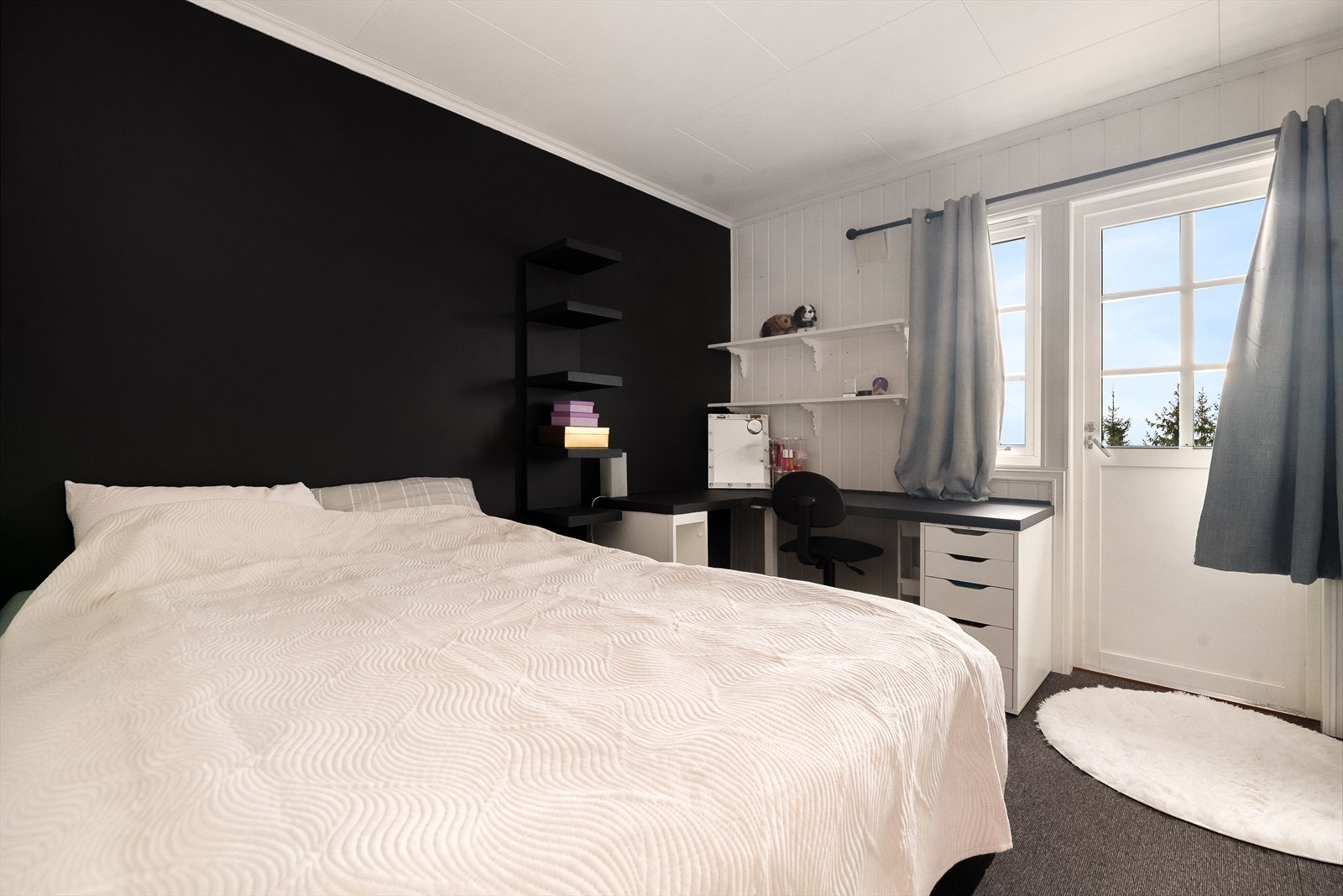 Boligen har tre fine soverom. Hovedsoverommet har god plass til dobbeltseng, og utgang til verandaen. Galleribilde