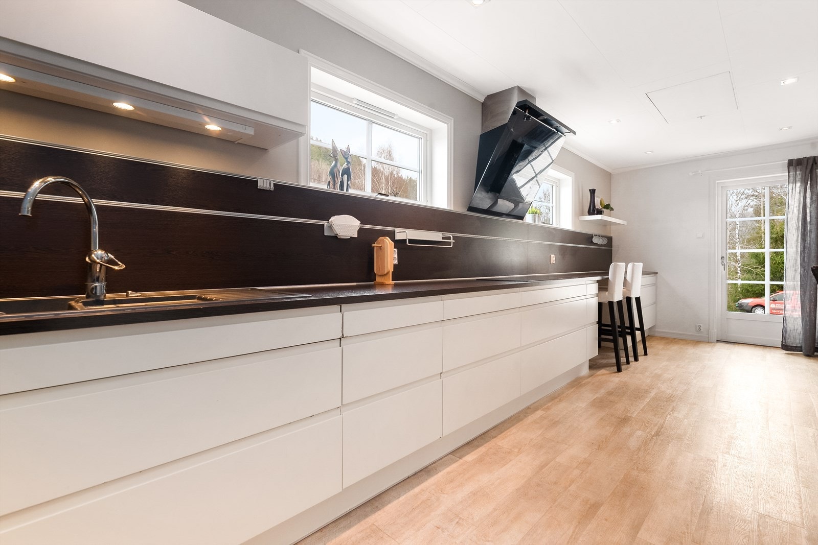 Kjøkkenet har en moderne innredningen med glatte fronter og benkeplate av laminat. Galleribilde