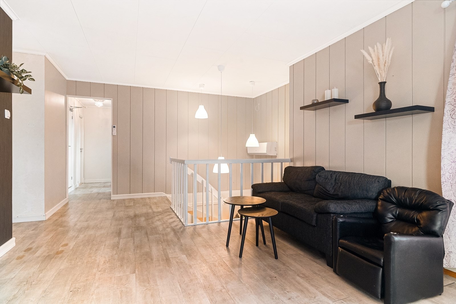 Boligen har gjennomgående god standard, og fremstår som velholdt med tidsriktig interiør og fargevalg. Galleribilde