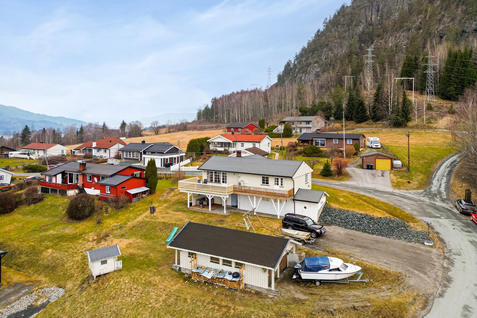 Boligen ligger høyt og nydelig til i et barnevennlig boligområde på Skogen feltet/Hjuksebø ca. 8 km unna Notodden sentrum. Galleribilde