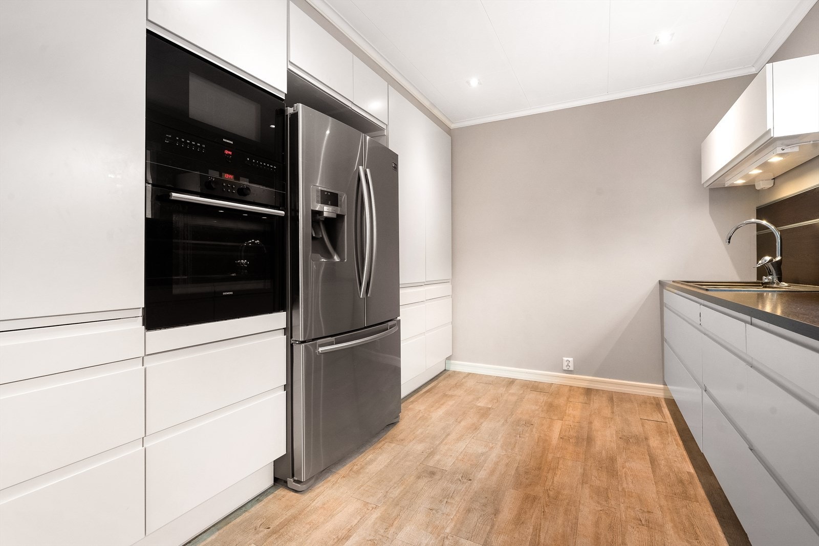 Det er integrert kjøl/fryseskap, oppvaskmaskin, komfyr, platetopp, micro og stekeovn. Over stekesone er det ventilator med avtrekk ut. Galleribilde