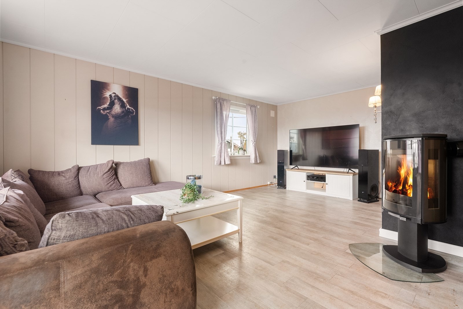 I stuen er det montert vedovn for lun varme på kaldere dager. Ovnen har glass i dør noe som gir et koselig innsyn til flammene. Galleribilde