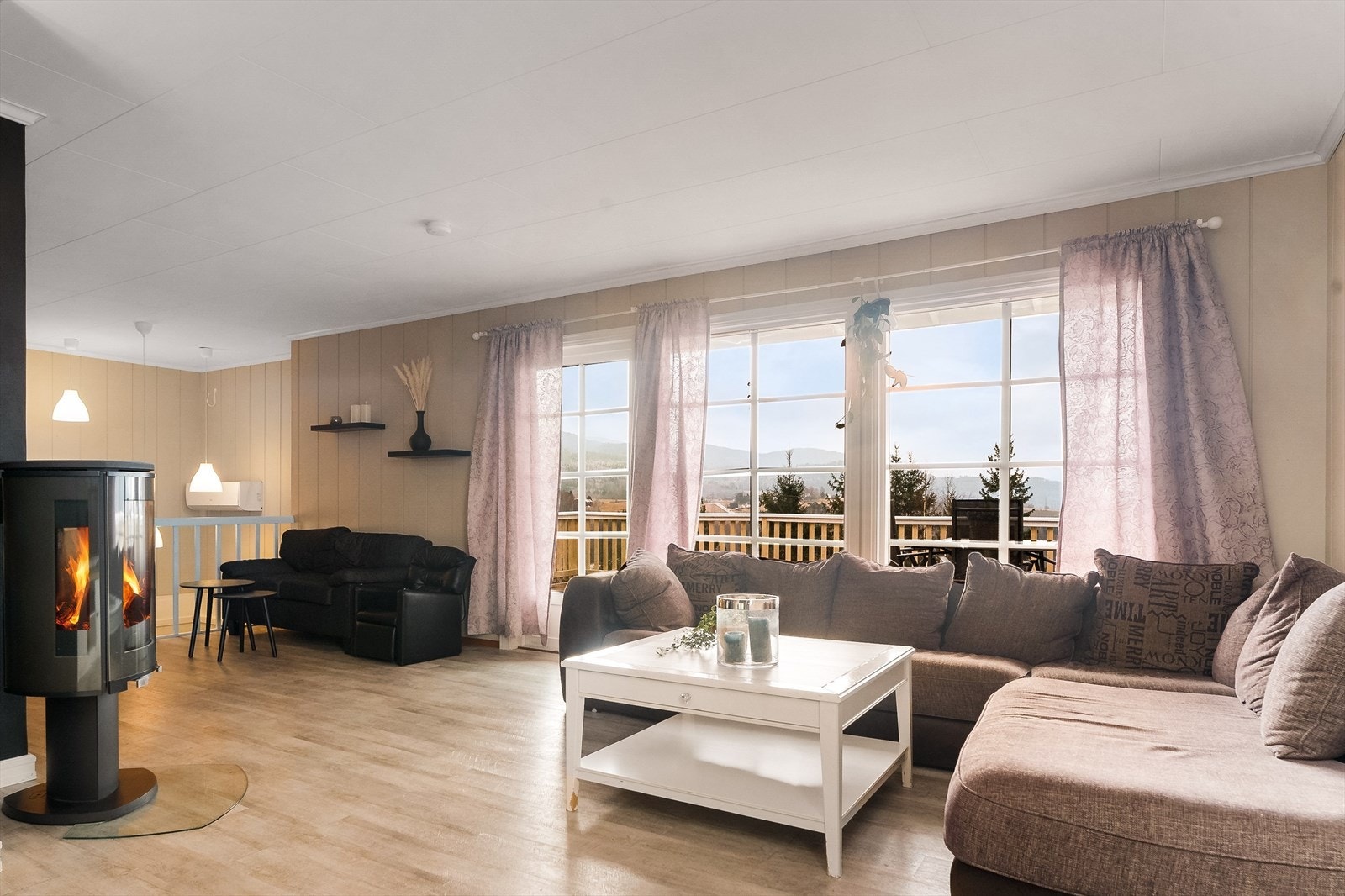 Boligen har en lys og pen vinkelstue med plass til både sofagruppe og spisestue. Galleribilde