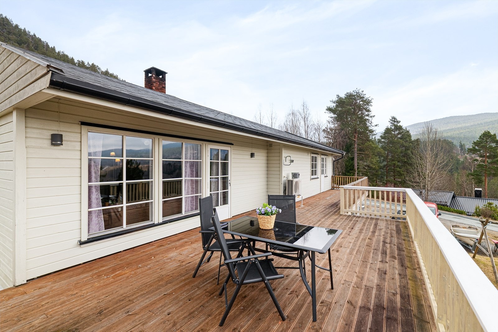 Med det åpne landskapet man har foran boligen så er det også svært gode lys- og solforhold. Galleribilde