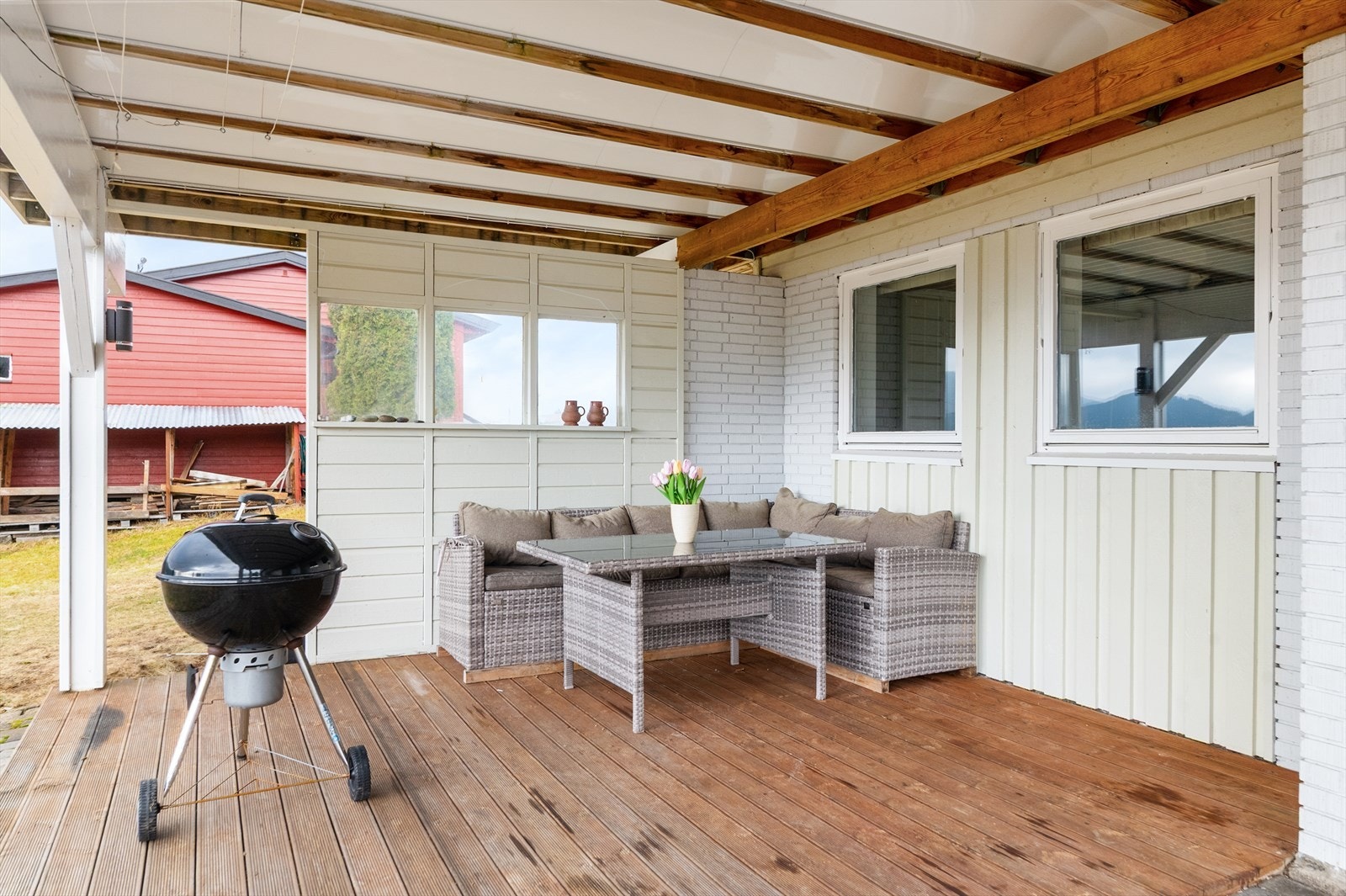 Uteplassen er overbygget i form av overliggende veranda. Galleribilde