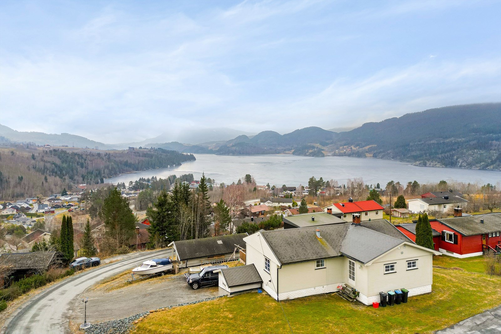 Enebolig over to plan - pent beliggende på Skogen feltet/Hjuksebø med flott utsikt - romslig tomt! Galleribilde