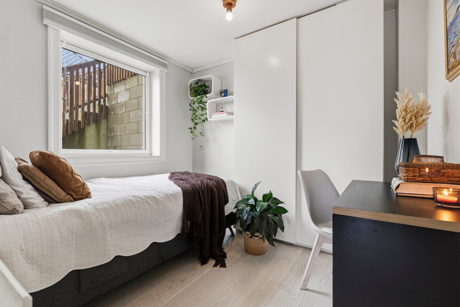 Praktisk soverom med garderobeskap og kontorplass Galleribilde