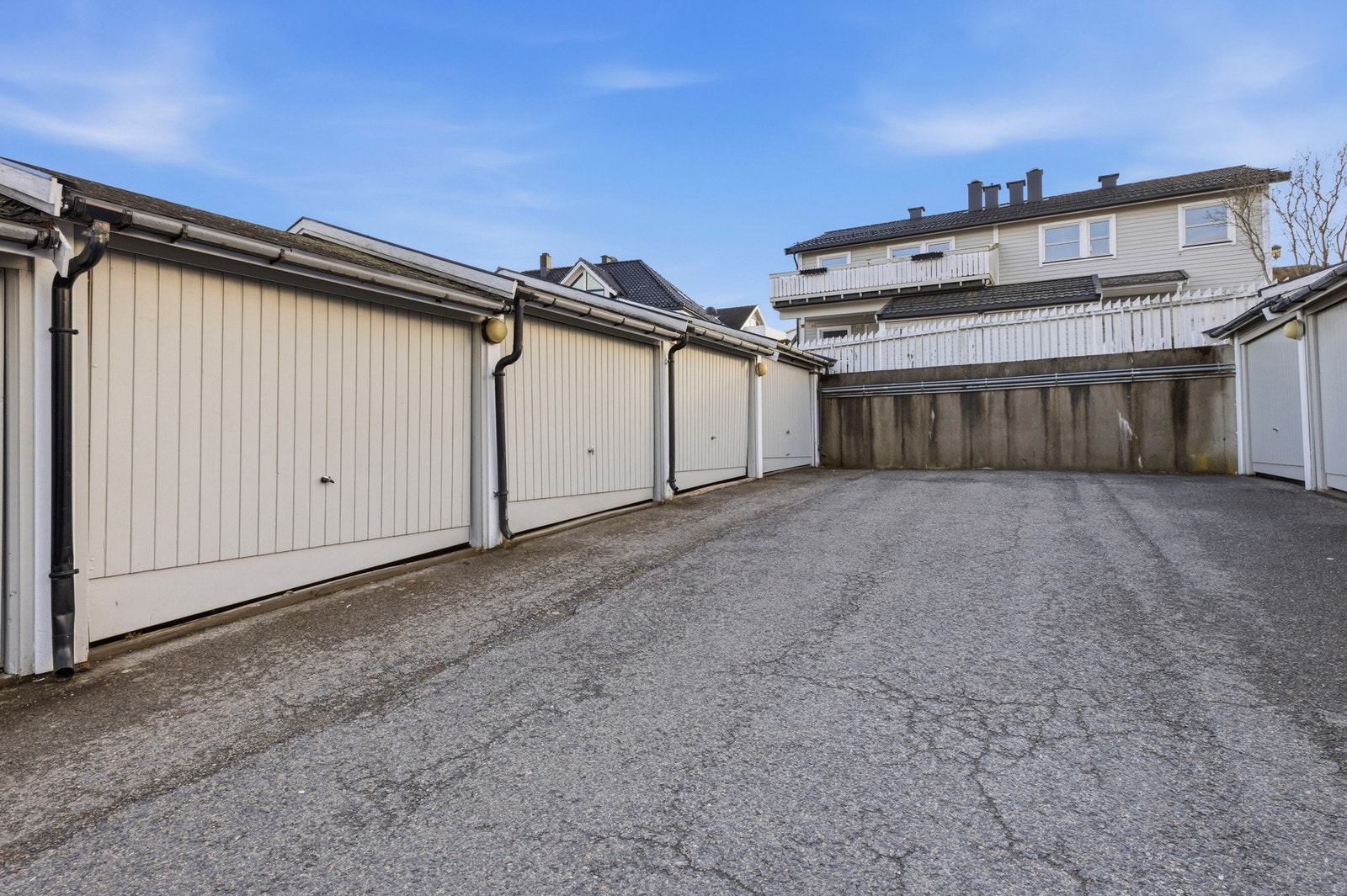 Garasjeplass med el-bil lader Galleribilde