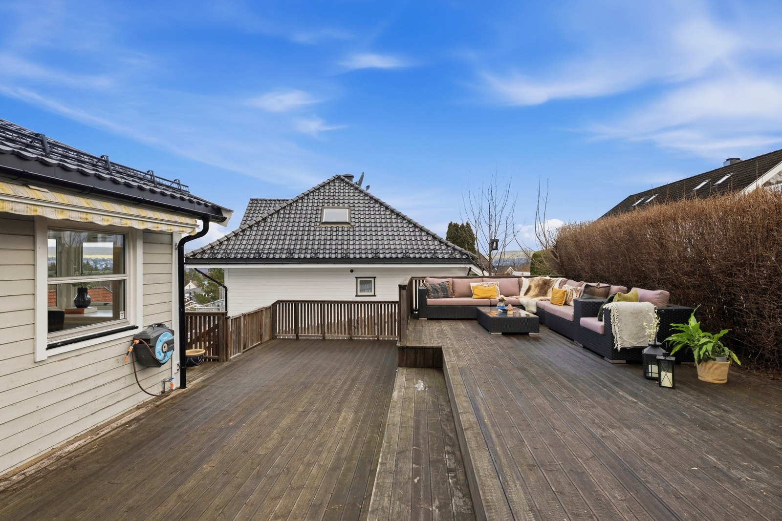 Fra stuen er det utgang til en fantastisk sydvendt terrasse på 62 m² Galleribilde