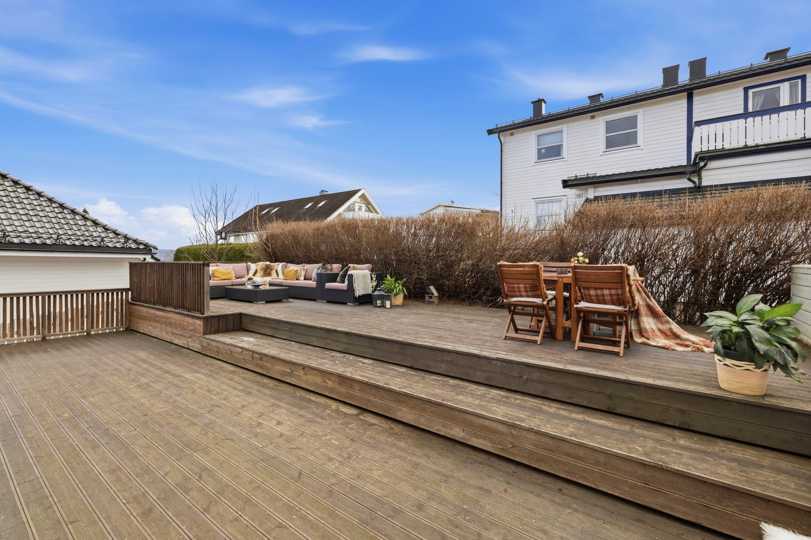 Fra stuen er det utgang til en fantastisk sydvendt terrasse på 62 m² Galleribilde