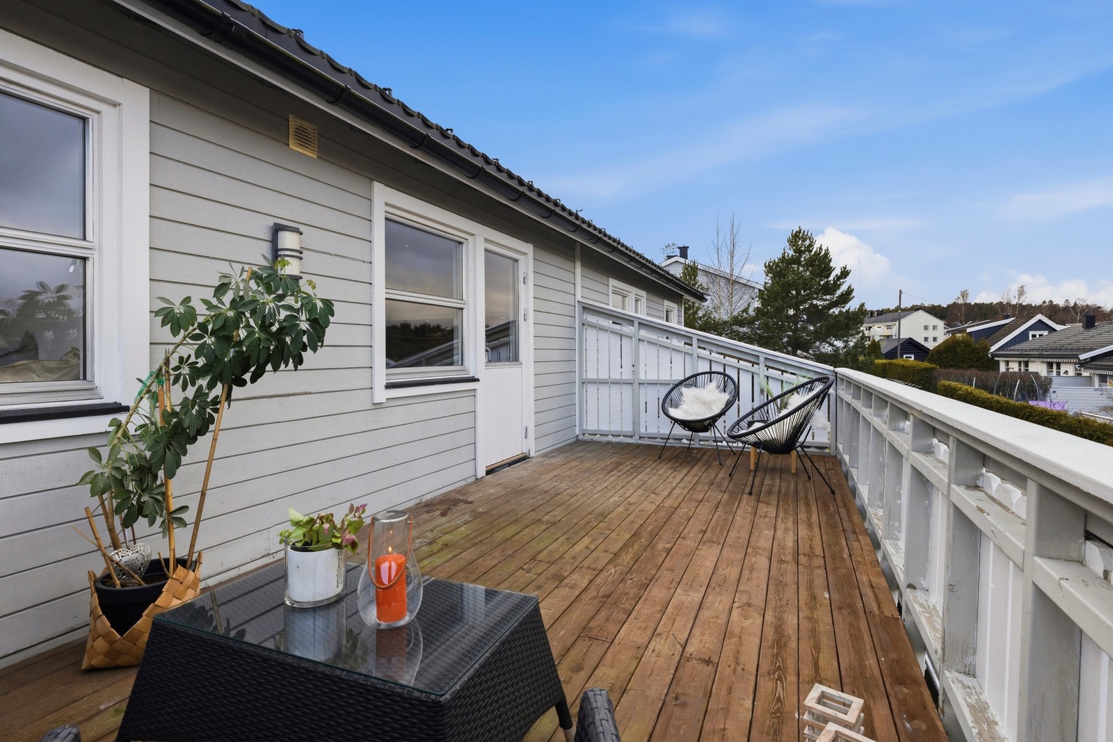 Utgang fra kjøkken til nordvendt veranda på 19 m² med flott utsikt Galleribilde