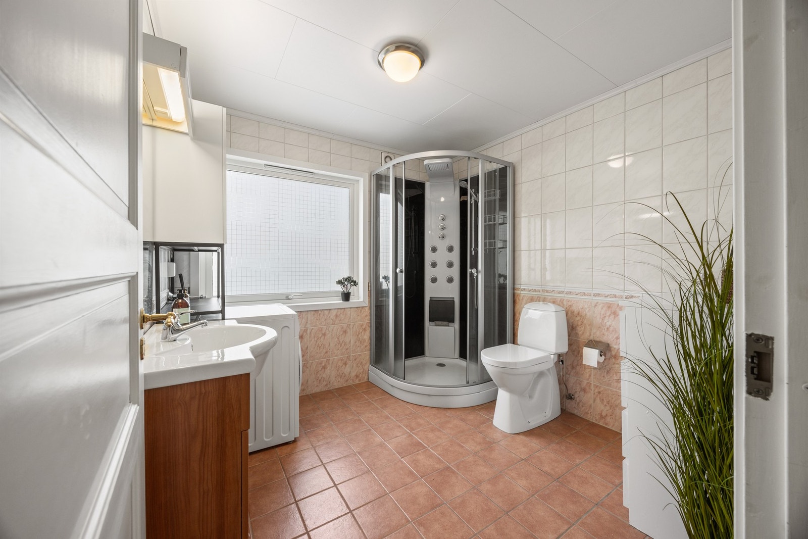 Bad/vaskerom - 7 kvm. Flislagte overflater med varme i gulv. Galleribilde