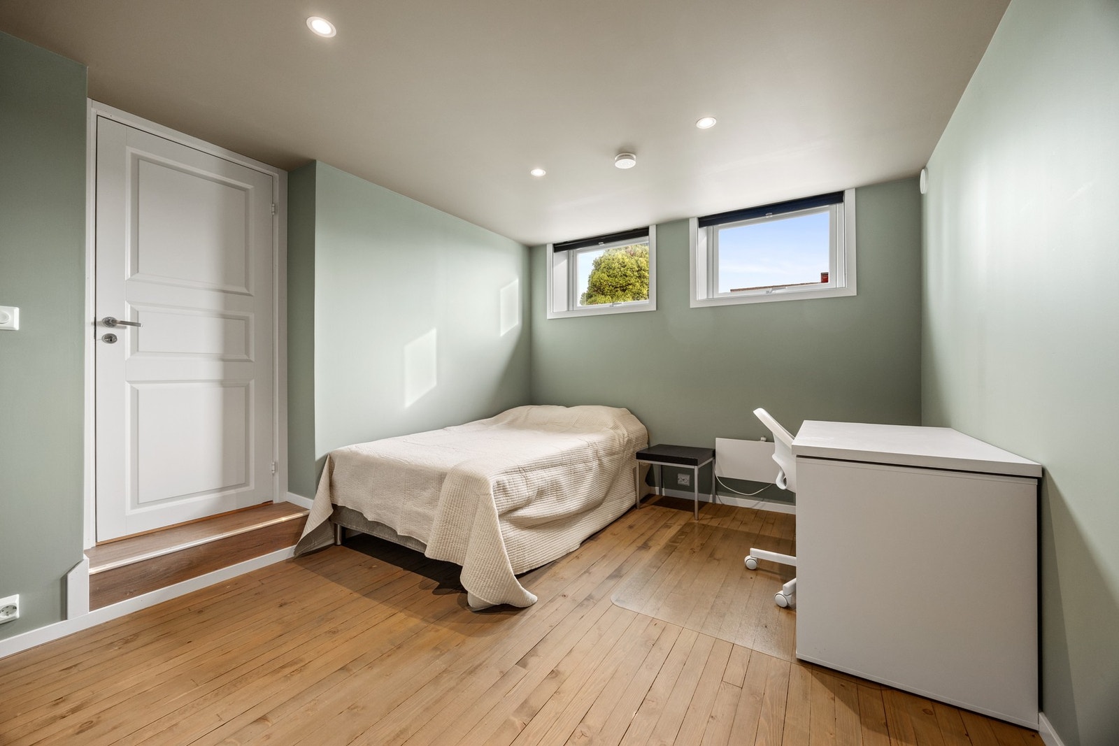 Soverom - 11,5 kvm. Rømningsvinduer er montert for høyt og det må etableres stige for godkjent rømning. Galleribilde