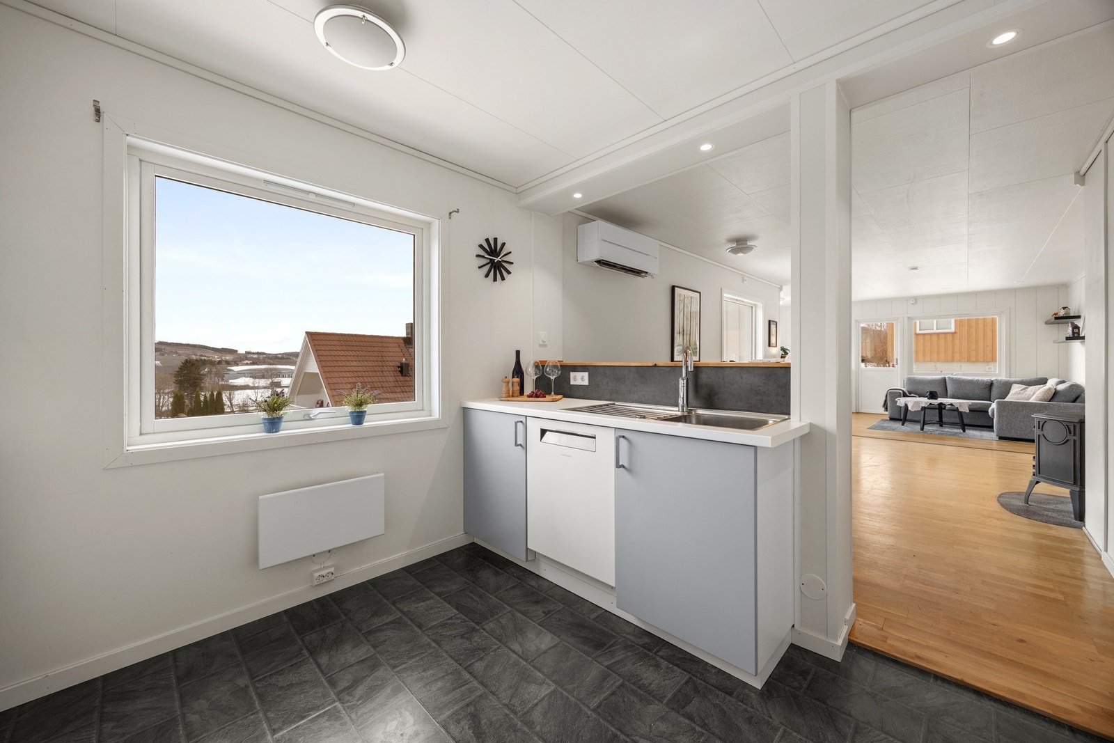 Downlights i overgang mellom stue og kjøkken Galleribilde