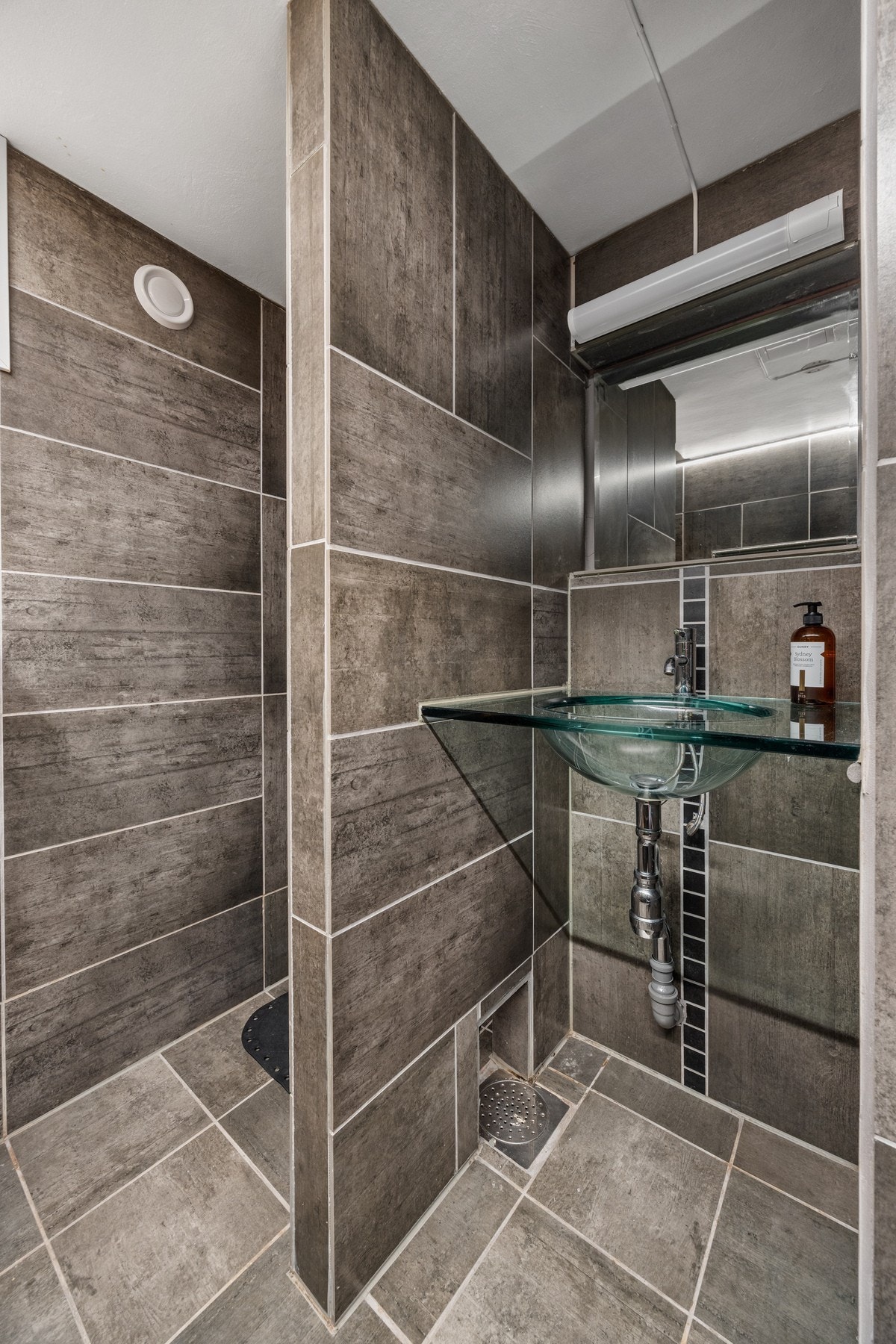 Utstyrt med toalett, servant og dusj Galleribilde