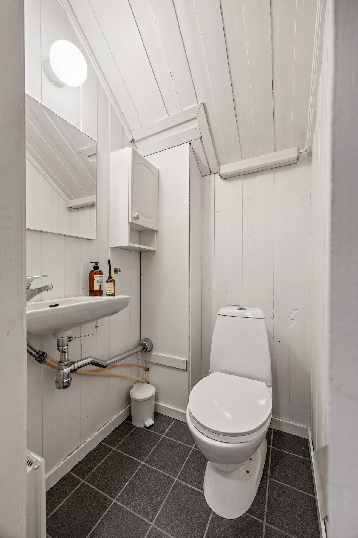 WC - 1,5 kvm. Utstyrt med toalett og servant. Galleribilde