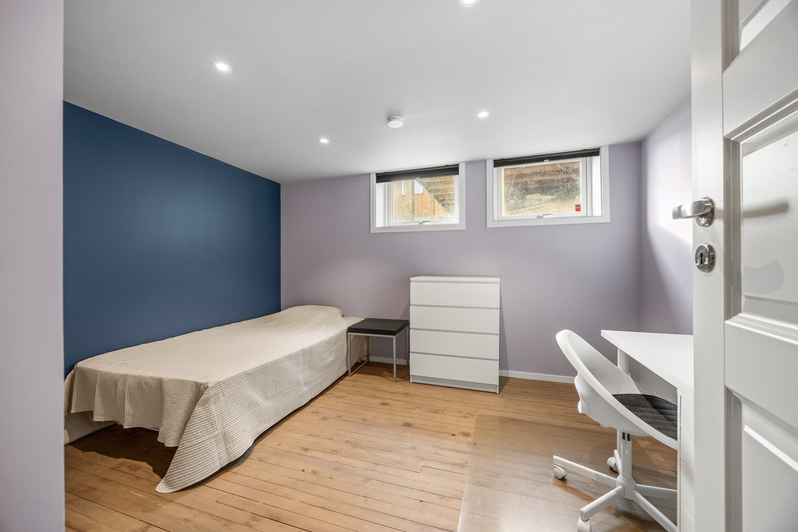 Soverom - 10,5 kvm. Rømningsvinduer er montert for høyt og det må etableres stige for godkjent rømning. Galleribilde