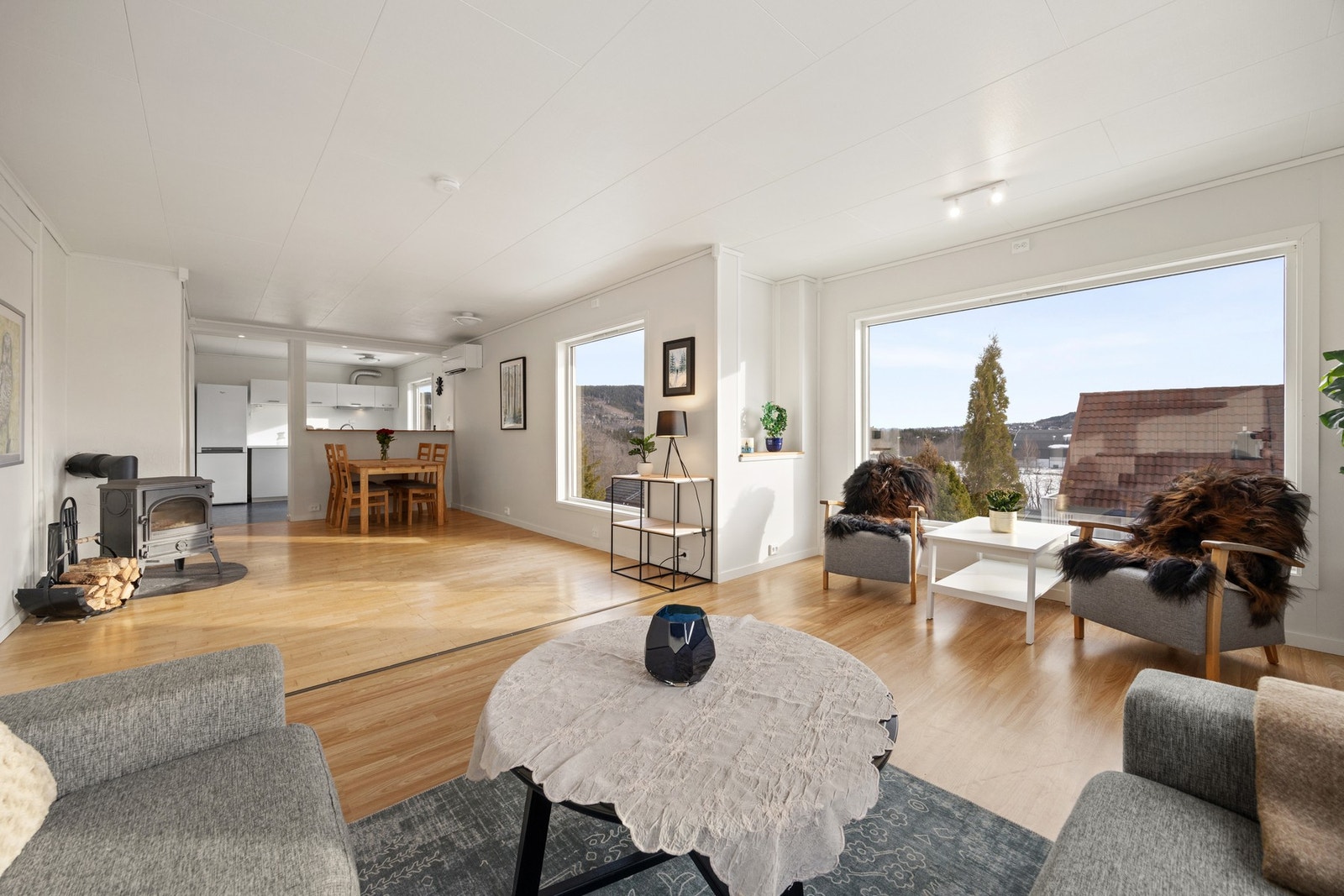 Stue - 33,5 kvm. Det er oppvarming fra vedfyring, elektrisitet og varmepumpe Galleribilde