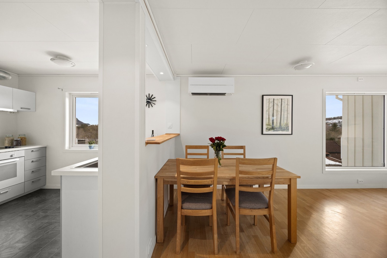 Det er god plass til spisebord i naturlig tilknytning til kjøkkenet Galleribilde