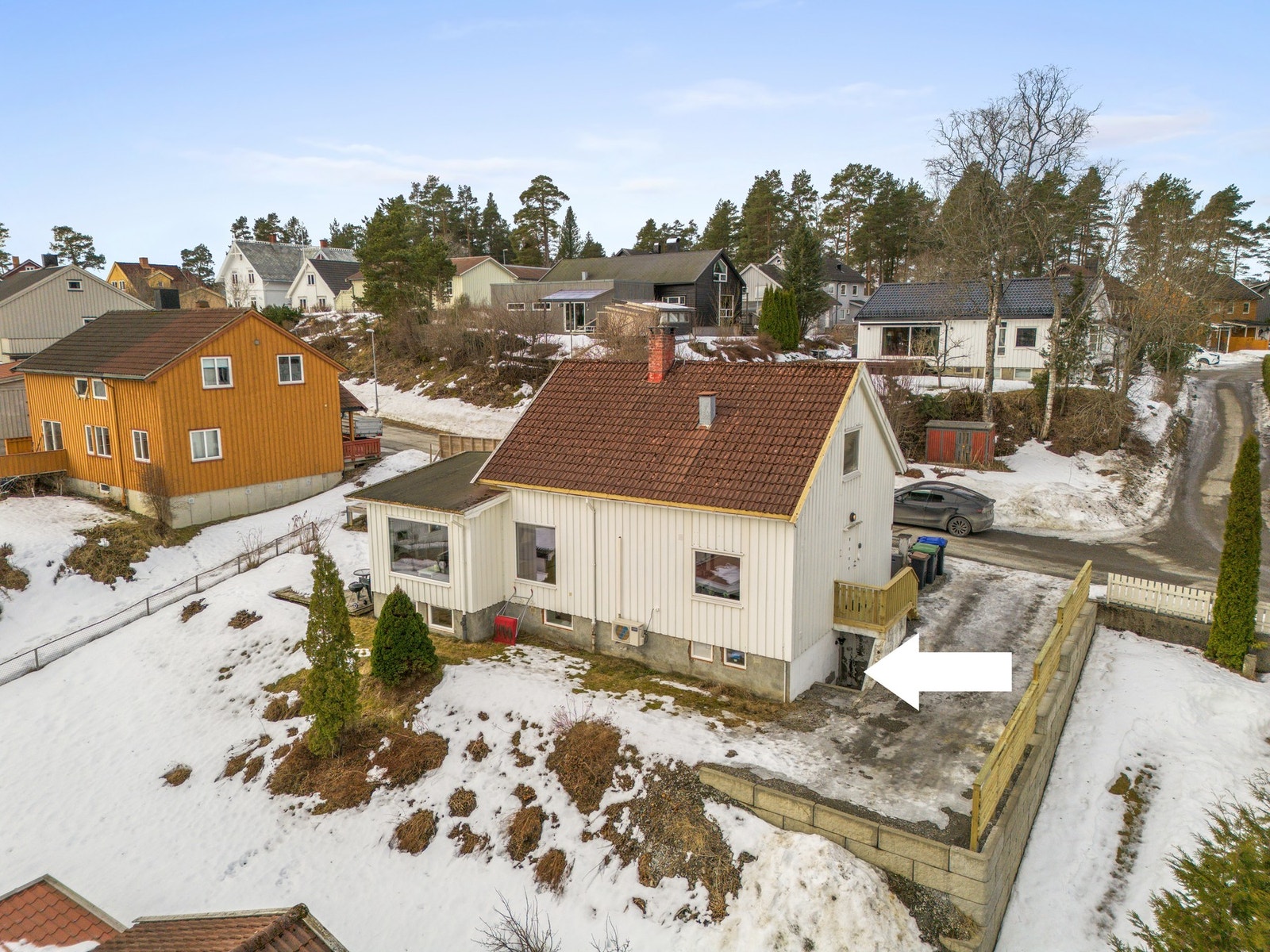 Adkomst underetasje. Utleie er ikke omsøkt/godkjent hos kommunen, kjøper overtar ansvar og risiko knyttet til dette. Galleribilde