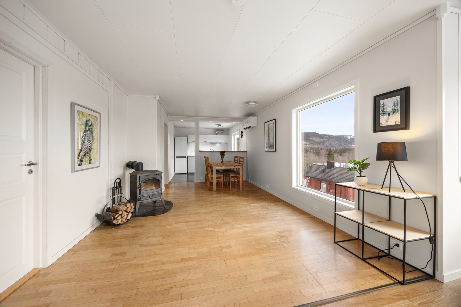 Boligen er holdt i lyse farger Galleribilde