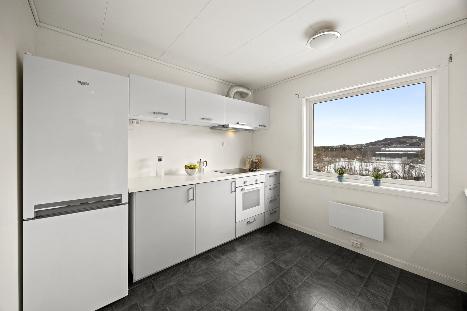 Kjøkken - 9 kvm. Innredning med integrert stekeovn, platetopp og oppvaskmaskin, samt avsatt plass for kjøleskap. Galleribilde
