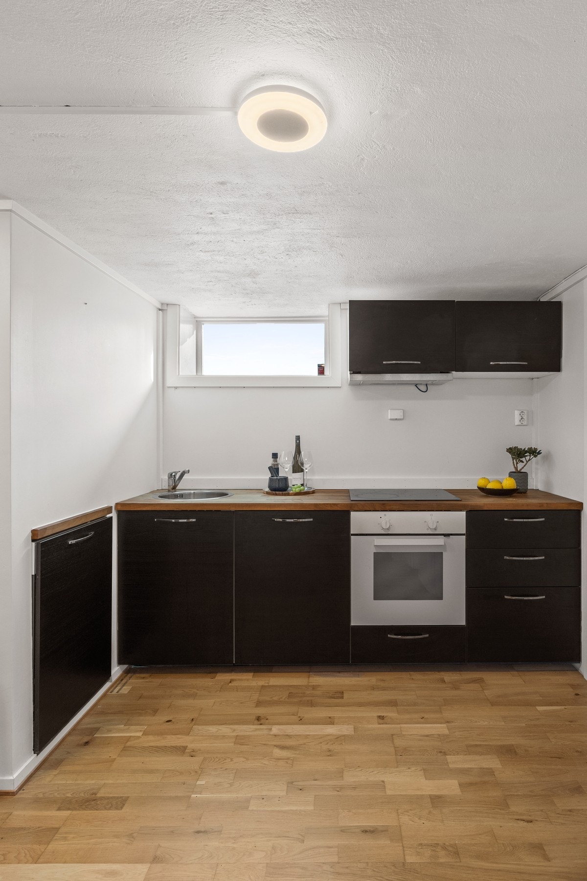 Utleie. Kjøkkenet har integrert stekeovn, platetopp og oppvaskmaskin. Galleribilde