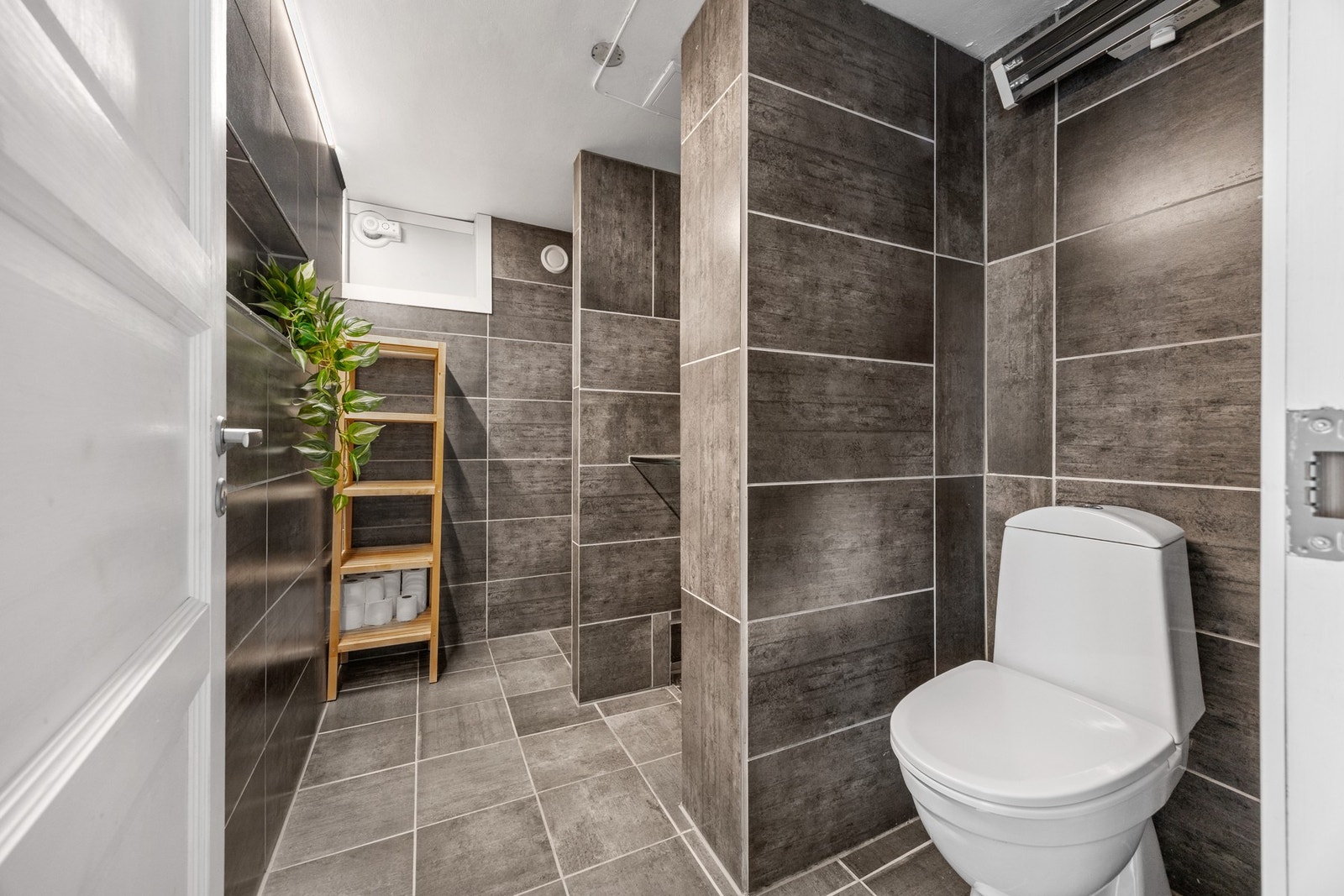 Utleie. Bad - 4,5 kvm. Flislagte overflater. Galleribilde