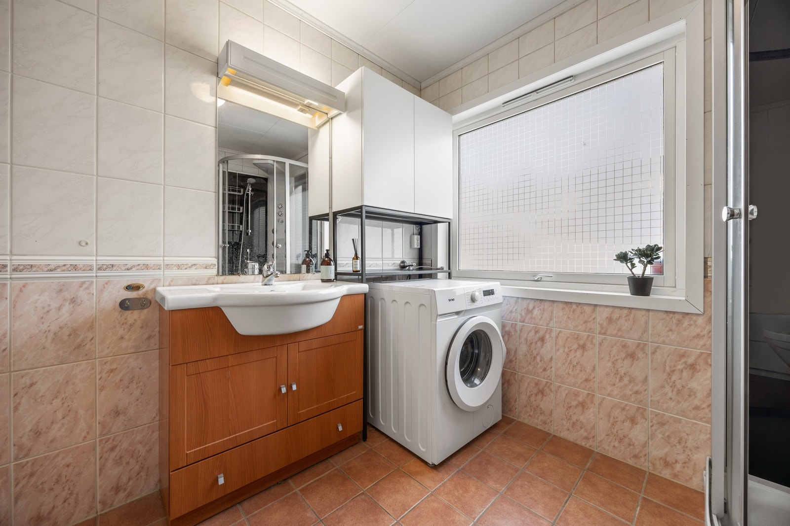 Utstyrt med servantskap, dusjkabinett og toalett, samt opplegg for vaskemaskin. Galleribilde