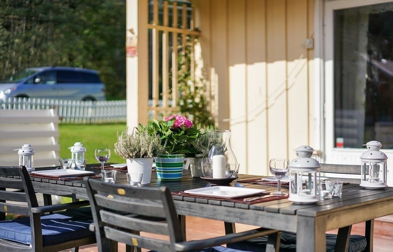 Terrassen fungerer som en herlig forlengelse av stuen i sommerhalvåret, perfekt for både avslapning og sosiale sammenkomster. Galleribilde