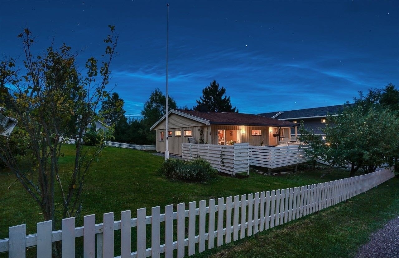 Eneboligen ligger på en romslig, inngjerdet tomt, som er pent opparbeidet med plen, prydbusker, frukttrær og diverse beplantning. Galleribilde