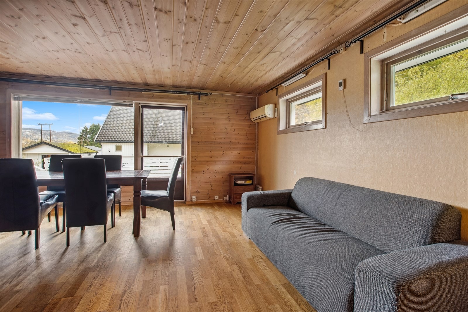 Her er det rikelig med plass til både stor sofa, spisebord med tilhørende stoler og tv-møblement, noe som gir store frihetsgrader for møblering og en komfortabel og sosial opplevelse. Galleribilde