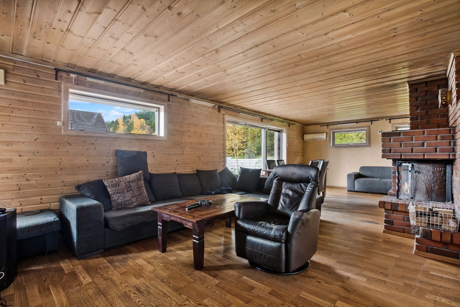 Boligen har en lys og romslig stue som oppleves svært enkel å innrede. Galleribilde