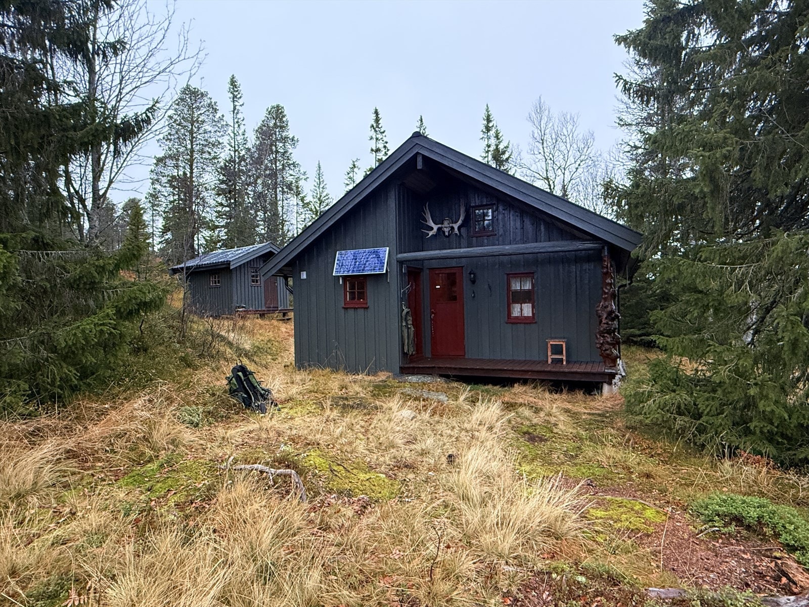 Hytta er nylig oppmalt og fremstår som godt vedlikeholdt. Galleribilde