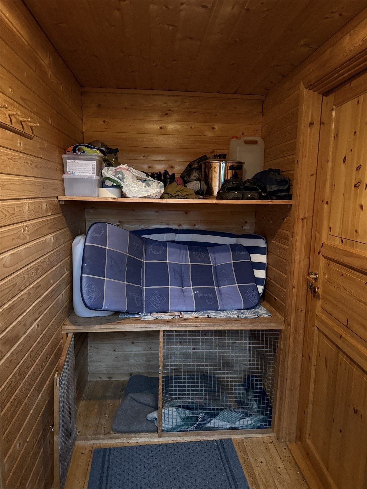 Plass for hunder i gang ved inngangsparti. Galleribilde