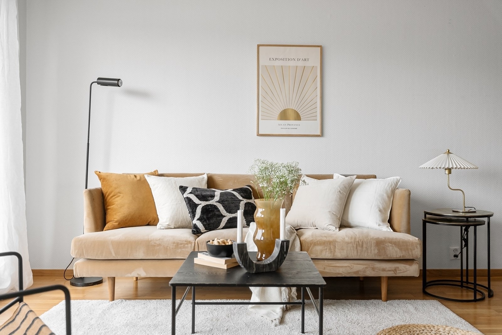 God plass til sofaseksjon med tilhørende mediamøbler. Galleribilde