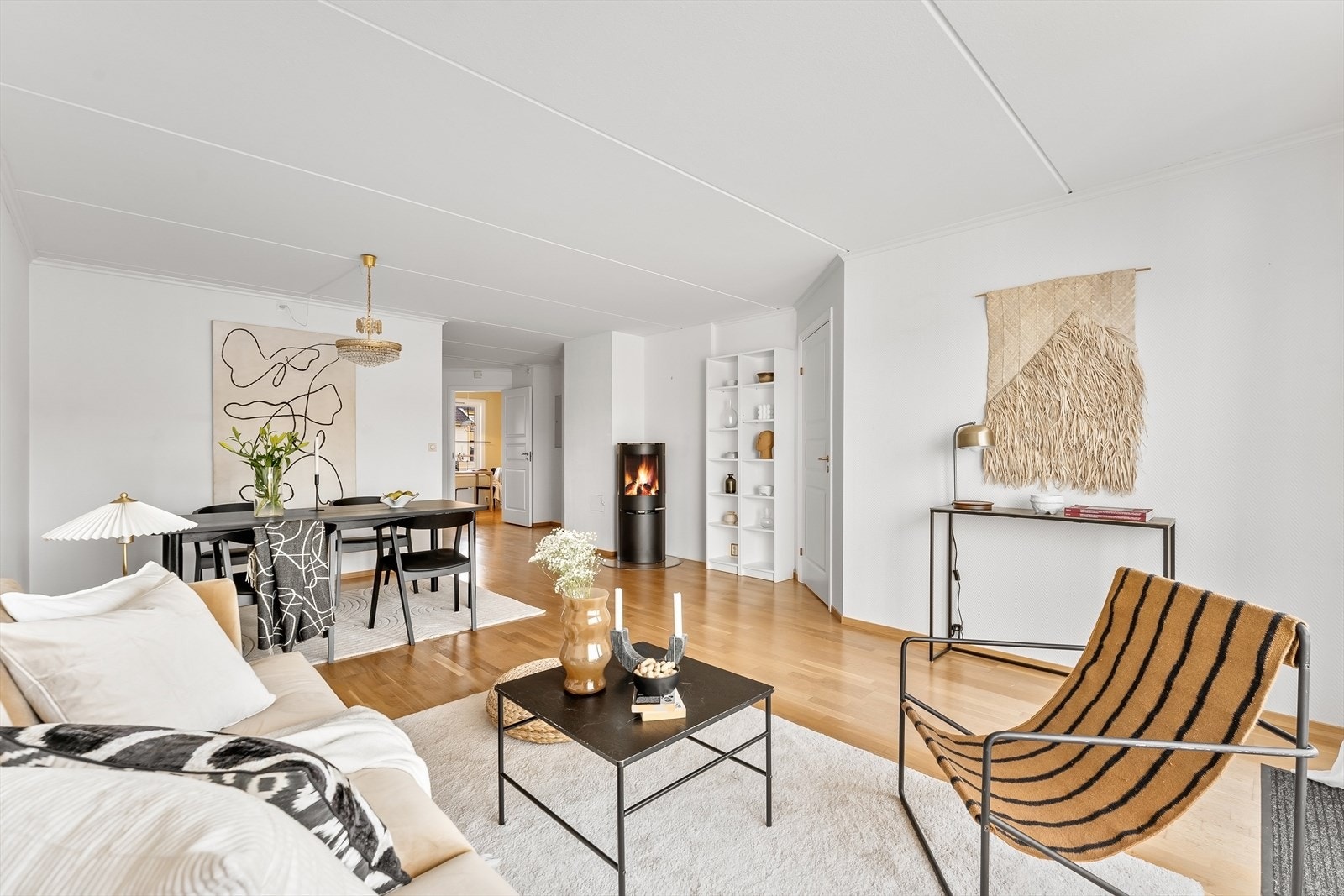 Stue og spiseplass i åpen løsning. Galleribilde