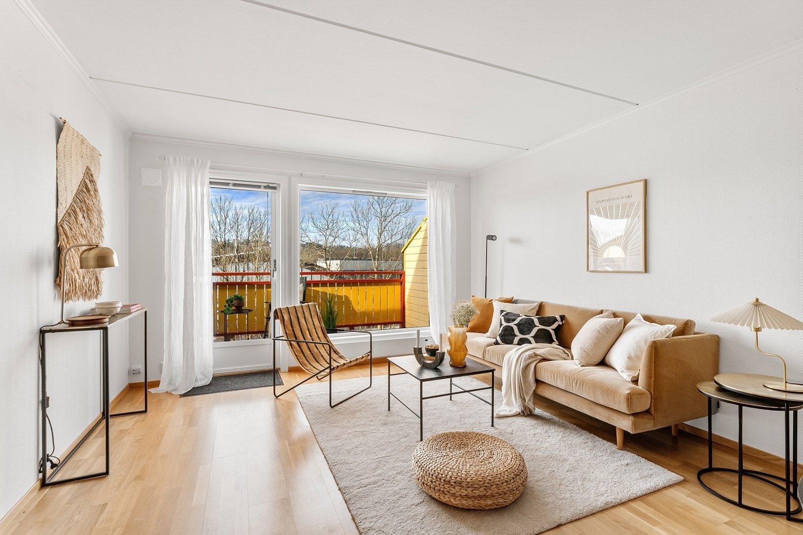 Store vindusflater og mye naturlig lys. Galleribilde